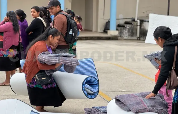 Entregan ayuda a desplazados