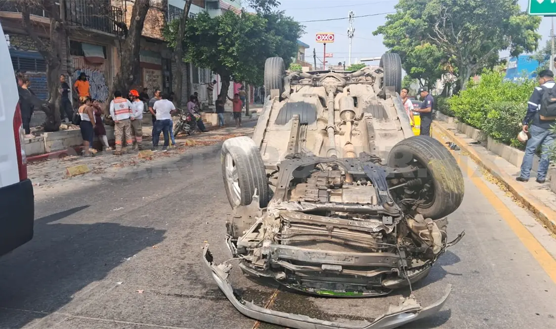 Aparatosa volcadura tras choque contra jardinera