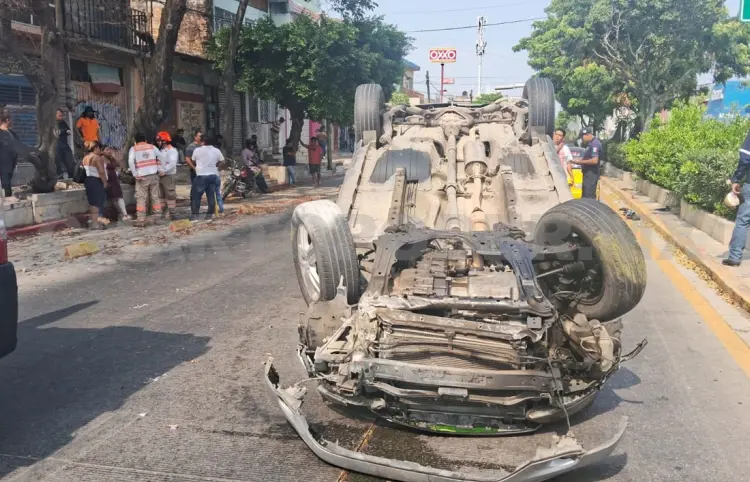 Aparatosa volcadura tras choque contra jardinera
