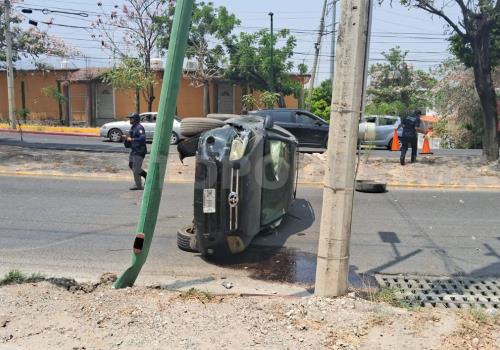 SUV acaba recostada en el bulevar Andrés Serra Rojas