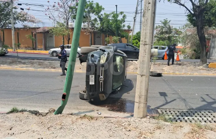 SUV acaba recostada en el bulevar Andrés Serra Rojas