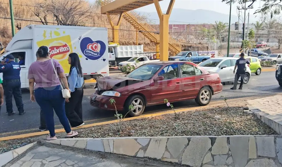 Caos vial por colisión de tres vehículos
