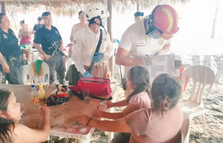 Rescatan a mujer de ahogarse en el mar