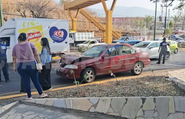 Caos vial por colisión de tres vehículos