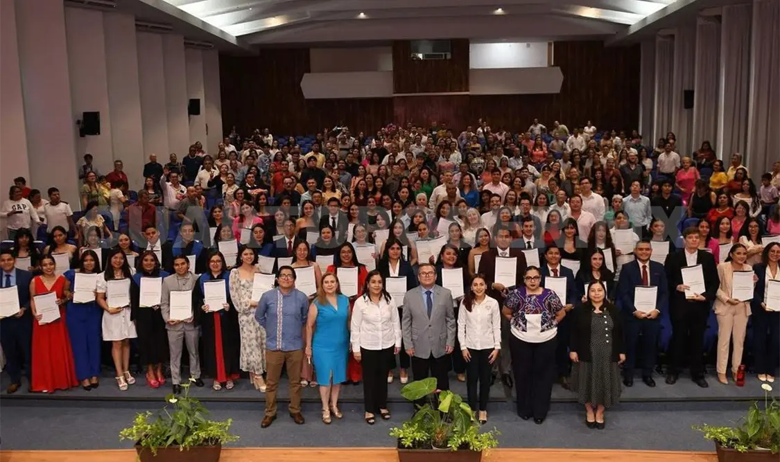 Encabeza rector graduación en Facultad de Lenguas