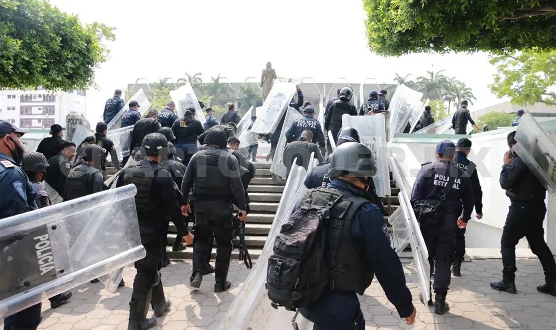 Cien policías están vinculados a proceso