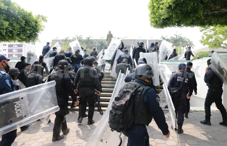 Cien policías están vinculados a proceso