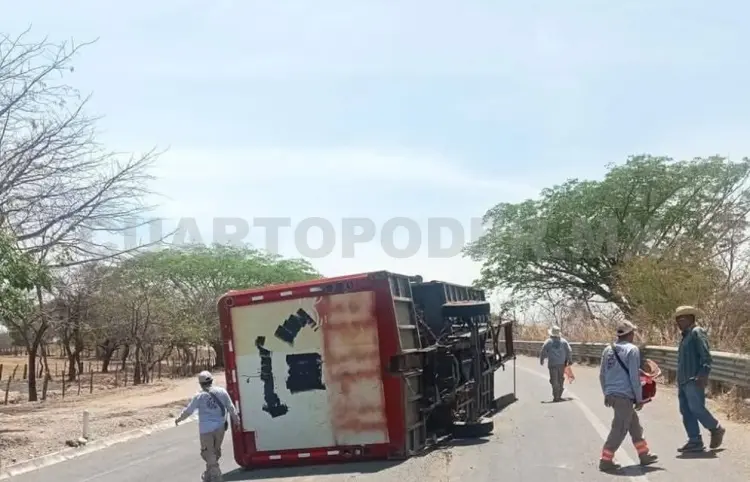 Tráiler provoca embotellamiento vial