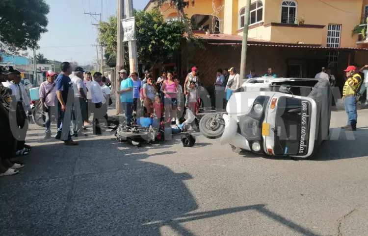Colisión salda con dos personas heridas