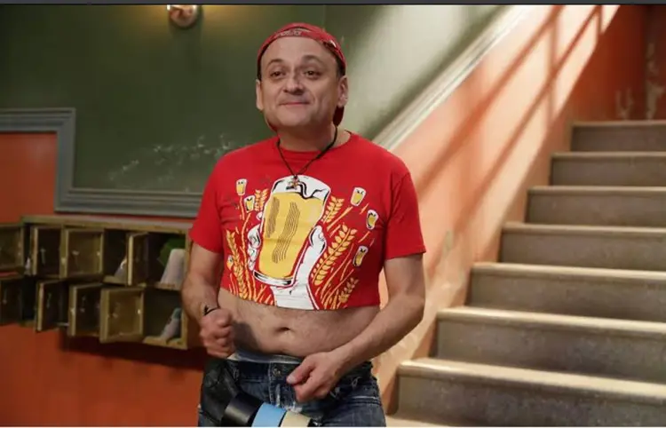 Lalo España cambia de vecinos