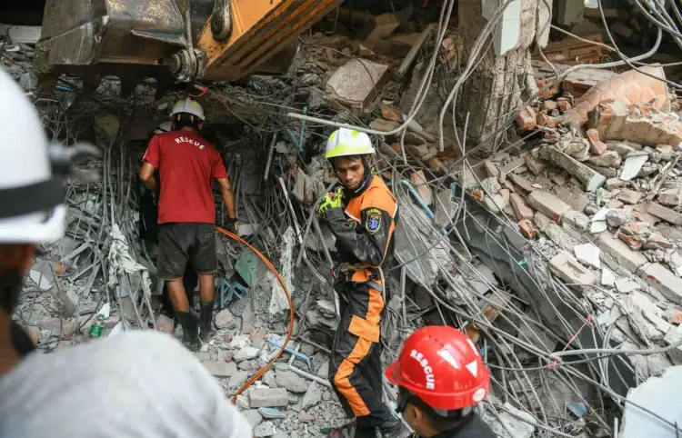 Rescate en curso tras devastador sismo en Asia