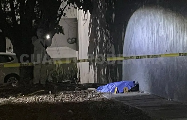 Hallan a hombre tirado en parque de Terán