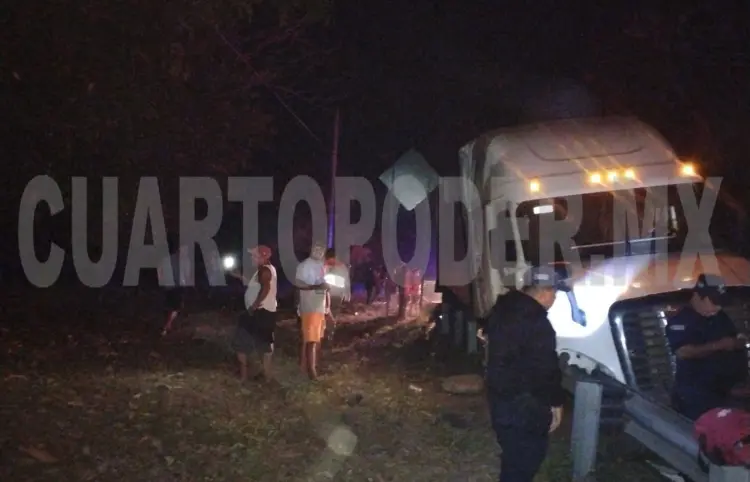 Solo daños materiales deja accidente de tráiler