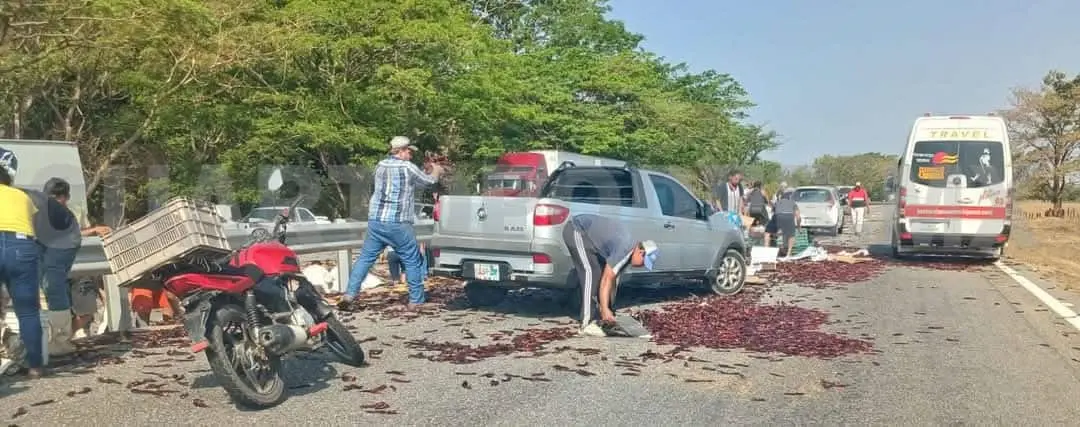 Vuelca en tramo Tonalá-Tres Picos; hubo rapiña