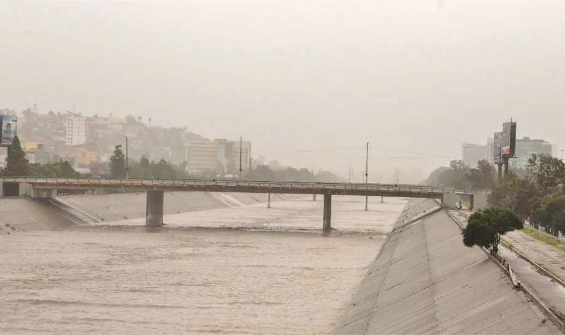 Se violan acuerdos previos con la construcción del muro sobre el río. Cortesía