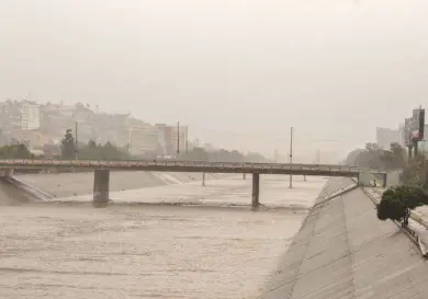 EE. UU. construye un muro sobre canal del río