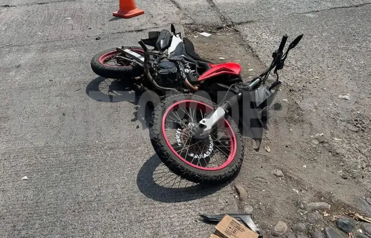 Choque de moto y vehículo deja un lesionado