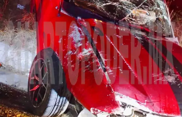 Vuelca en su auto deportivo y resulta ileso