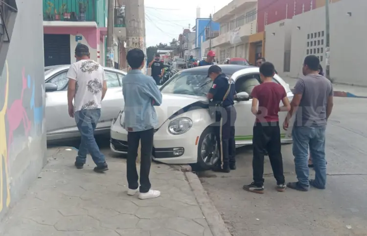 Automóvil se pasa la preferencia y causa un fuerte choque