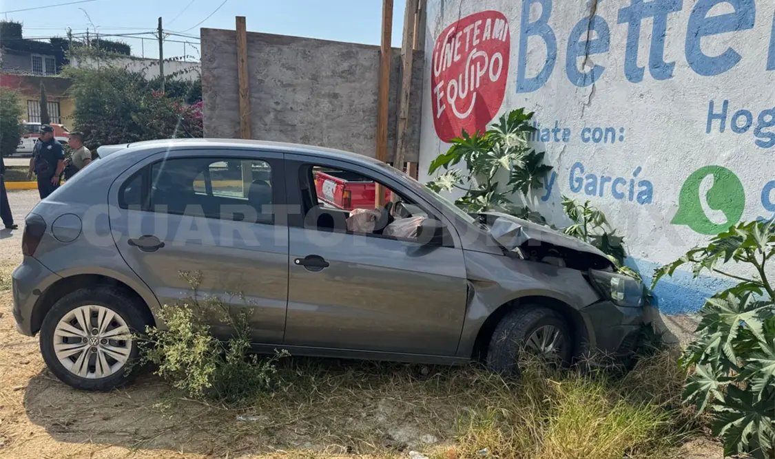 Aprendiz de manejo se impacta contra pared de vivienda