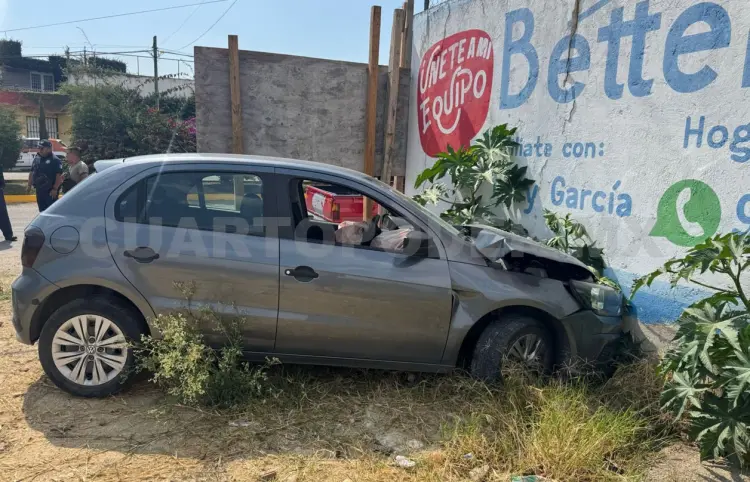 Aprendiz de manejo se impacta contra pared de vivienda
