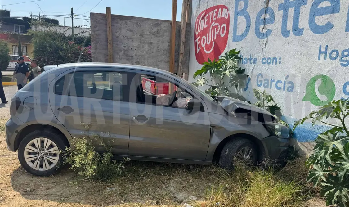 Aprendiz de manejo se impacta contra vivienda