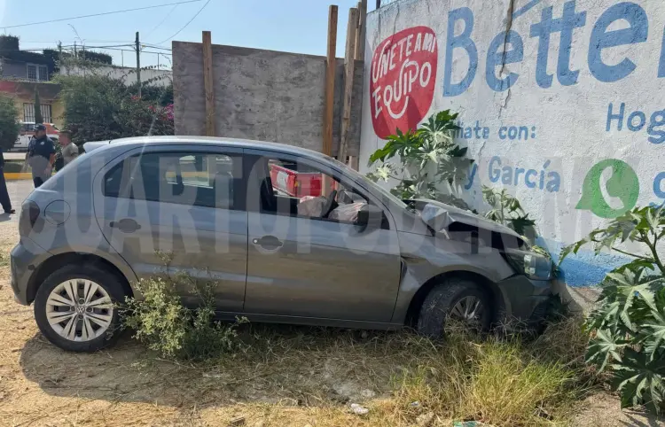 Aprendiz de manejo se impacta contra vivienda