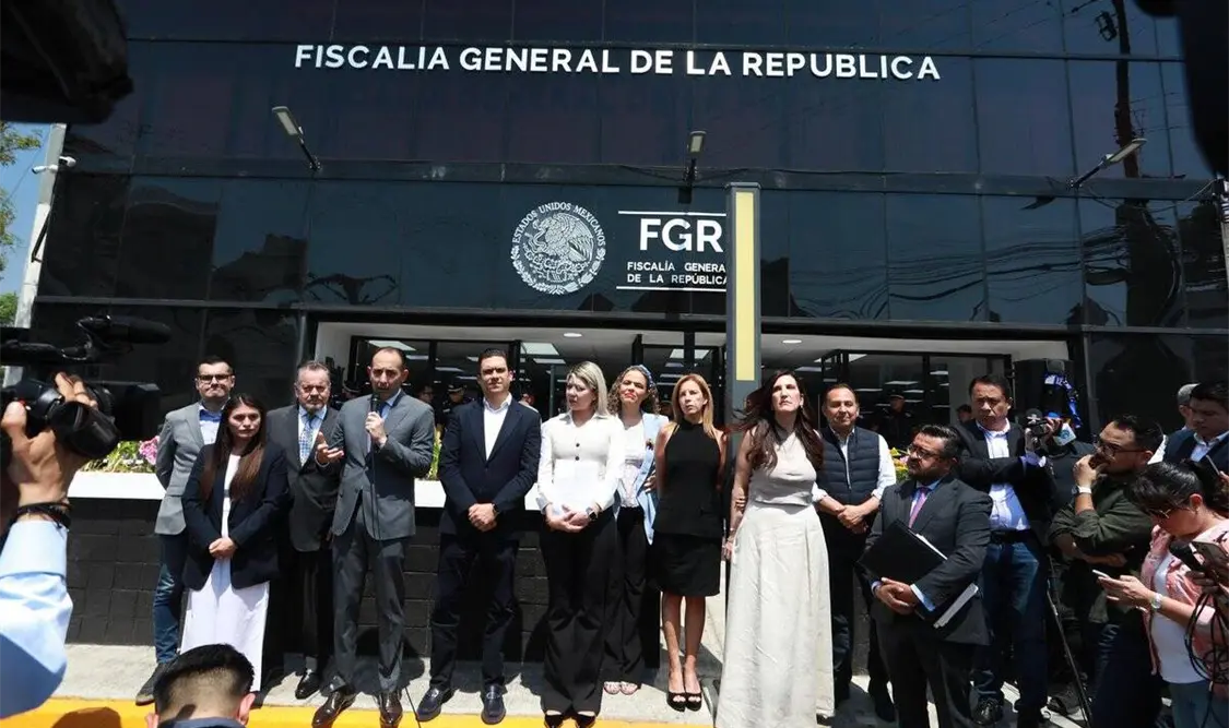 La mañana de ayer martes, Jorge Romero y Daniela Álvarez acudieron ante la FGR para interponer una denuncia contra Andrea Chávez. Cortesía
