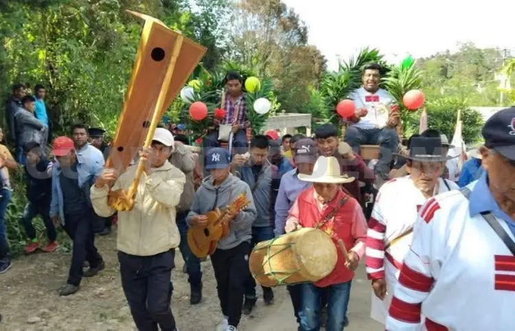 Alcalde de Oxchuc es cargado como rey