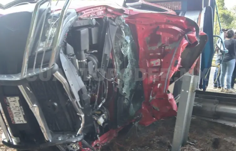 Camioneta acaba destrozada en choque