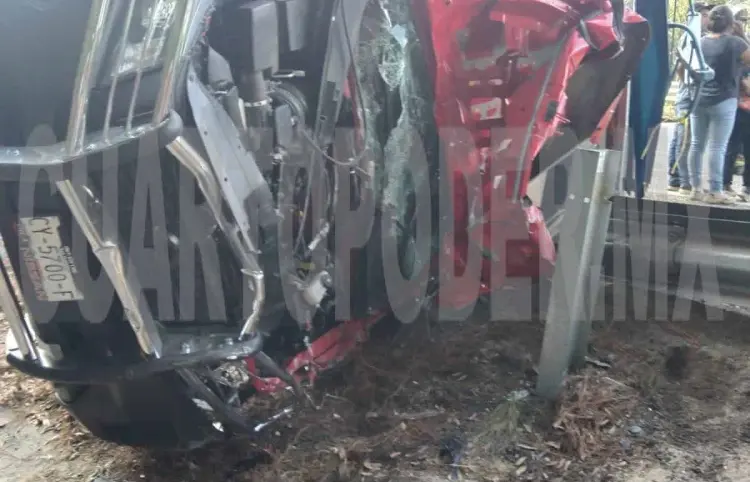 Camioneta acaba destrozada en choque