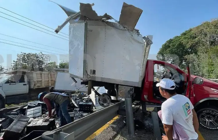 Se llevan mariscos de camión volcado