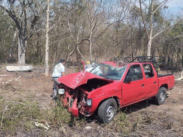Camioneta se sale de la carretera