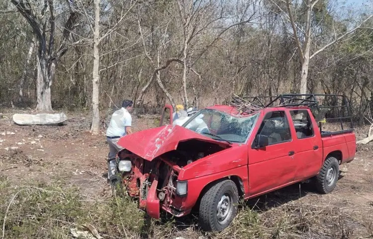 Camioneta se sale de la carretera