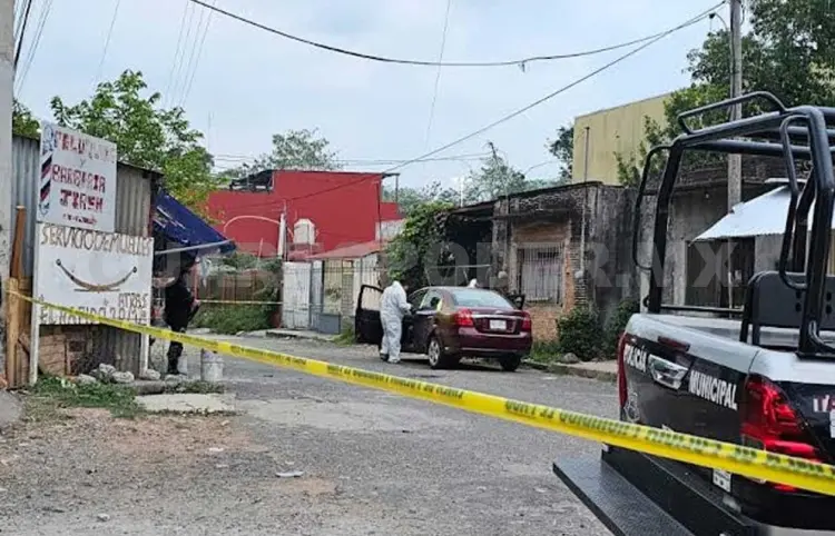 Asesinan a pareja dentro de un auto