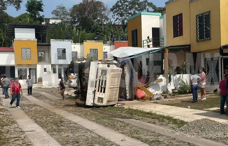 Acaba recostado contra una vivienda