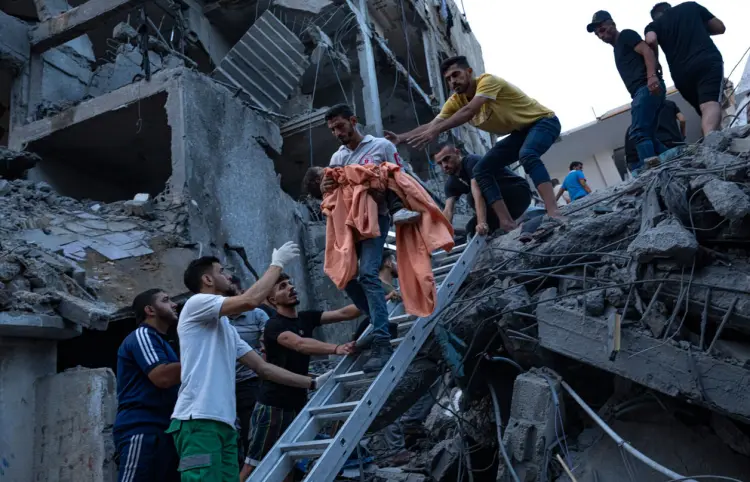 Israel ataca escuela en Gaza; entre los 27 muertos, niños