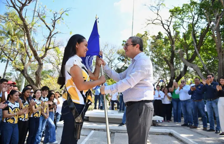 Abanderan a delegación rumbo a Universiada