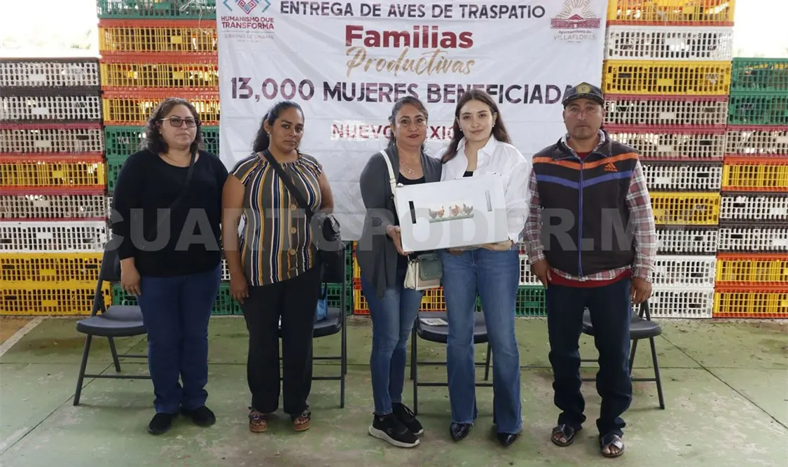 Entrega Valeria Rosales paquetes de aves de traspatio