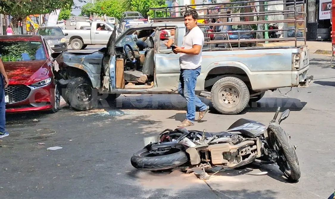Motocicleta se pasa la preferencia y choca en pick up
