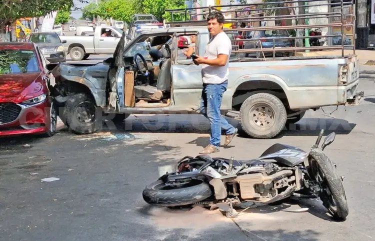 Motocicleta se pasa la preferencia y choca en pick up