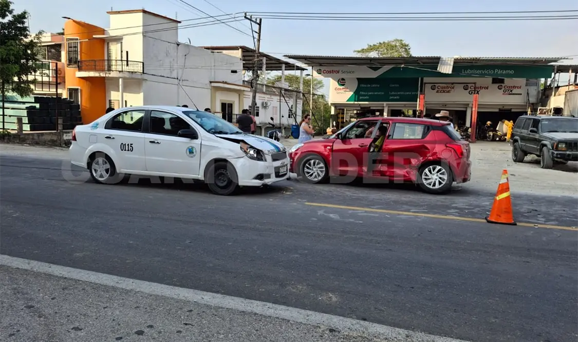 Colisionan taxi y automóvil particular