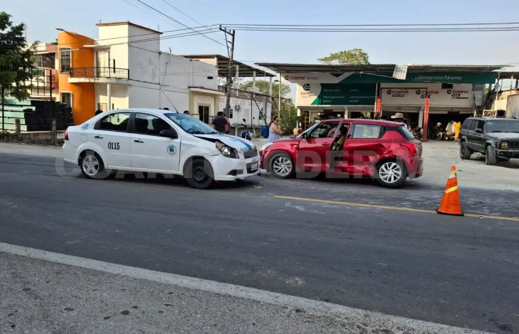Colisionan taxi y automóvil particular