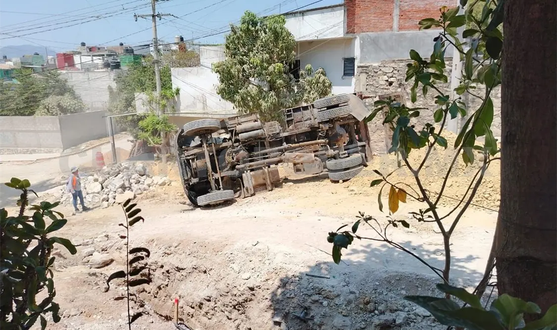 Vuelca volteo y termina muy averiado