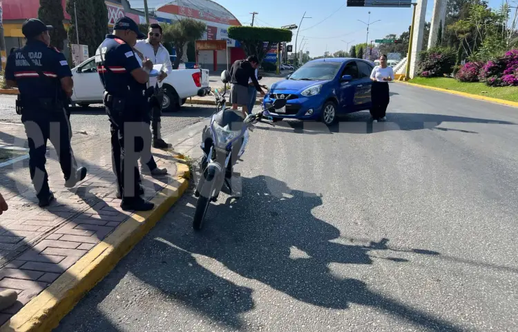Motociclista no respeta la vialidad y lo embisten