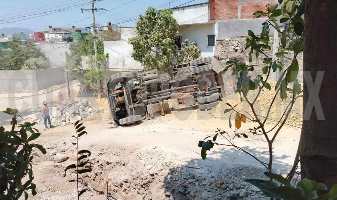Vuelca volteo y termina muy averiado