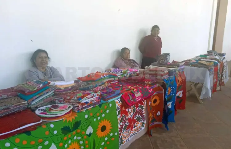 Artesanas de Zinacantán instalan expoventa