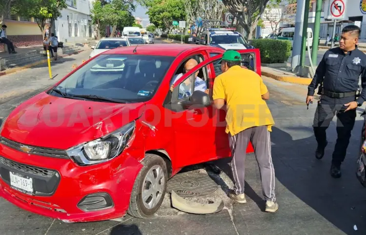 Semaforazo entre camioneta y automóvil