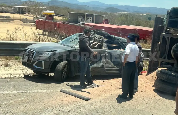 Perece conductor tras estrellarse contra volteo