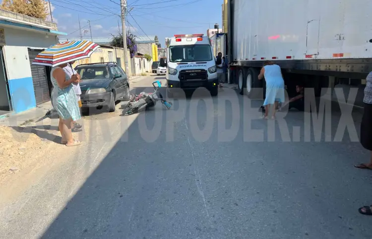 Queda lesionado en fuerte choque de motos